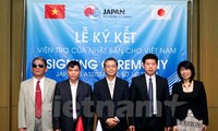 Jepang memberikan bantuan sebesar kira-kira 400.000 dolar AS kepada Vietnam