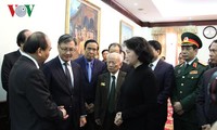 Delegasi tingkat tinggi Partai dan Negara Vietnam berziarah kepada mantan Ketua Parlemen Laos, Saman Viyaket