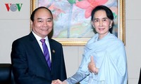 PM Nguyen Xuan Phuc melakukan pertemuan dengan Penasehat Negara, Menlu Myanmar