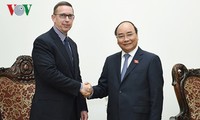 PM Nguyen Xuan Phuc menerima Rektor Universitas Waikato, Selandia Baru, Neil Clayton Quigley