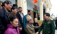 Menhan Vietnam, Ngo Xuan Lich melakukan kontak dengan para pemilih provinsi Ha Nam