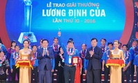 Acara penyampaian hadiah Luong Dinh Cua yang ke-11 tahun 2016