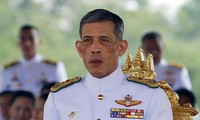 Putra Mahkota  Maha Vajiralongkorn dinobatkan menjadi Raja