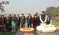 Ketua MN Vietnam, Nguyen Thi Kim Ngan meletakkan karangan bunga di Tugu Monumen Mahatma Gandhi Rajghat