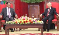 Sekjen KS PKV, Nguyen Phu Trong menerima PM Kerajaan Kamboja, Samdech Techo Hun Sen