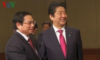 PM Jepang, Shinzo Abe menemui Kepala Departemen Organisasi KS PKV, Ketua Kelompok Legislator Persahabatan Vietnam-Jepang, Pham Minh Chinh