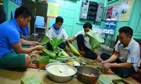 Menyongsong Hari Raya Tet lebih dini di rumah anjungan   