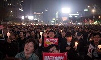 Demonstrasi - demontrasi besar-besaran diadakan di Seoul untuk mendukung dan menentang Park Geun-hye