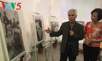 Fotografer Nick Ut menyampaikan foto “Si Anak Napalm” kepada Museum Wanita Vietnam