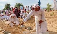  Warga etnis minoritas Cham di provinsi Binh Thuan merayakan Hari Raya Ramuwan