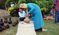  Festival Pantai Nha Trang – Khanh Hoa 2017: Pameran produk keramik dan kain tenun brokat dari warga etnis minoritas Cham