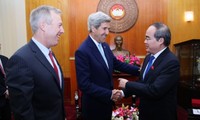 Sekretaris Komite Partai kota Ho Chi Minh, Nguyen Thien Nhan menerima mantan Menlu AS, John Kerry