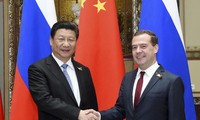 Presiden Tiongkok, Xi Jinping melakukan pembicaraan dengan PM Rusia, Dmitry Medvedev