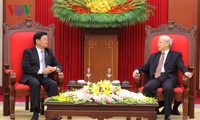 Para pemimpin Partai, Pemerintah dan Negara Vietnam menerima PM Laos, Thongloun Sisoulith