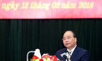  PM Nguyen Xuan Phuc berkunjung dan memeriksa pekerjaan siaga tempur di Markas Komando Ibukota Hanoi