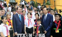 Presiden Viet Nam, Tran Dai Quang melakukan pertemuan dengan rombongan anak-anak yang menjumpai kesulitan berat dan tipikal dari seluruh negeri