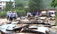 Pengurus Besar Front Tanah Air Viet Nam berkunjung dan menyemangati warga provinsi-provinsi di daerah pegunungan di Viet Nam Utara yang menderita kerugian akibat hujan dan banjir