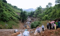 PM Viet Nam, Nguyen Xuan Phuc memimpin rapat tentang pemberian bantuan darurat berupa rumah tempat tinggal kepada para kepala keluarga yang kehilangan rumah akibat banjir bandang dan longsor tanah 