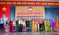 Wakil Harian Ketua MN Viet Nam, Tong Thi Phong menghadiri Hari pesta persatuan besar Kota Ha Noi