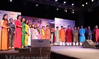 Menyosialisasikan busana Ao Dai Vietnam pada Pekan feisyen global di India