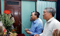 PM Vietnam, Nguyen Xuan Phuc membakar hio mengenangkan Presiden Ho Chi Minh