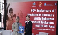 Acara Penyampaian Hadiah dalam Kontes “Mencaritahu tentang Kunjungan Presiden Ho Chi Minh di Indonesia”