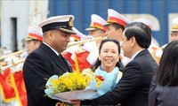 Kapal Angkatan Laut Kerajaan Inggris HMS Enterprise mengunjungi Kota Hai Phong