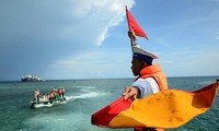 Menaati hukum internasional, dengan gigih dan tekun membela kedaulatan laut dan pulau