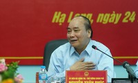 PM Nguyen Xuan Phuc berkunjung dan melakukan ceramah kepada para buruh tambang Ha Lam