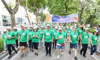  Gerak jalan demi program “Bumi hijau”, mengimbau untuk melindungi lingkungan hidup