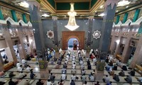 Pendapat yang saling bertentangan tentang pembukaan masjid-masjid di Indonesia