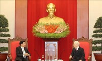 Sekjen, Presiden Vietnam, Nguyen Phu Trong Menerima PM Laos, Thongloun Sisoulith