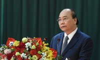 PM Nguyen Xuan Phuc Kunjungi Divisi Penangkis Udara Hanoi