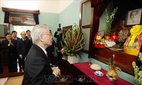 Sekjen, Presiden Nguyen Phu Trong Membakar Hio untuk Kenang Presiden Ho Chi Minh