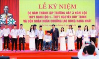 Ketua MN Vuong Dinh Hue Hadiri Peringatan Ultah ke-60 Berdirinya SMA Nguyen Duy Trinh