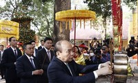 Perantau Vietnam Membakar Hio di Benteng Kerajaan Thang Long