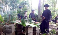 Upacara Pemujaan Hutan dari Warga Etnis Minoritas di Xin Man, Provinsi Ha Giang