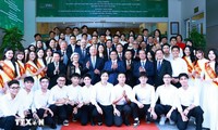 PM Vietnam, Pham Minh Chinh dan Pendiri Merangkap Presiden Forum Ekonomi Dunia Klaus Schwab Berinteraksi dengan Mahasiswa