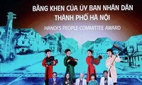 Penyampaian Penghargaan kepada 10 Film, Aktor, Sutradara Terkemuka pada Festival ke-7 Film Internasional Hanoi