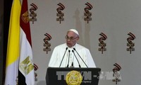 Pope Francis urges Donald Trump to work for peace 