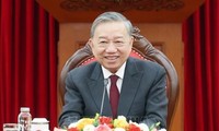 Генеральный секретарь ЦК КПВ То Лам направил поздравительную телеграмму президенту России Владимиру Путину по случаю Дня России
