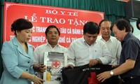 Bộ Y tế trao tủ thuốc tàu cá đánh bắt xa bờ tặng ngư dân Hà Tĩnh 