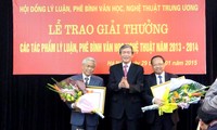 Lễ trao thưởng các tác phẩm lý luận, phê bình văn học, nghệ thuật năm 2013-2014 