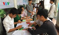 Thí sinh làm thủ tục dự thi Trung học phổ thông quốc gia năm 2016