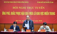 Thủ tướng Nguyễn Xuân Phúc chỉ đạo sử dụng mọi nguồn lực để chống lũ, hỗ trợ người dân