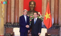 Chủ tịch nước Trần Đại Quang tiếp cựu Ngoại trưởng Hoa Kỳ John Kerry