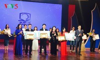 Trao giải chương trình “Tri thức trẻ vì giáo dục” năm 2017