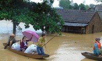 Hỗ trợ lương thực cho người dân vùng bị bão lũ