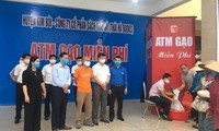 ATM gạo miễn phí đến với bà con dân tộc Mường ở vùng núi Kim Bôi