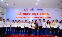 Trao học bổng tặng học sinh, sinh viên vượt khó học giỏi